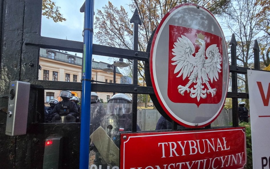 Policja przed budynkiem Trybunału Konstytucyjnego w Warszawie