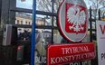 Policja przed budynkiem Trybunału Konstytucyjnego w Warszawie