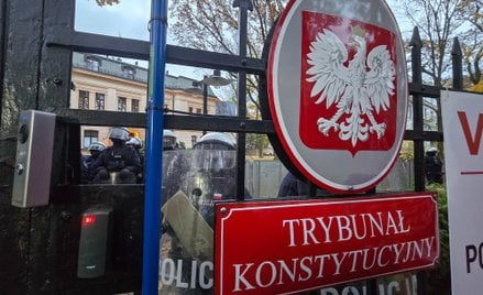 Policja przed budynkiem Trybunału Konstytucyjnego w Warszawie