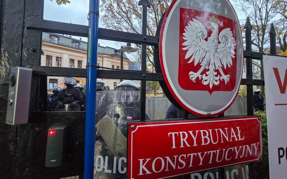 Policja przed budynkiem Trybunału Konstytucyjnego w Warszawie