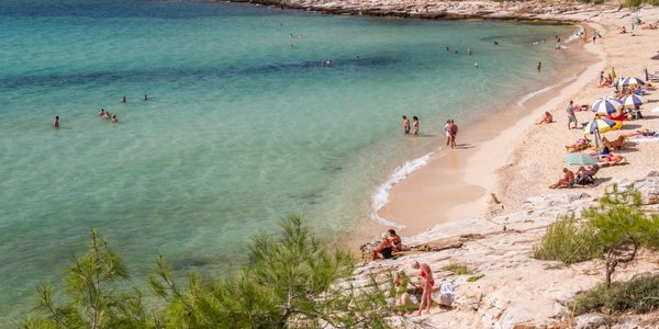Poles rank top 3 foreign tourists in Greece as passenger traffic rises 4.7%