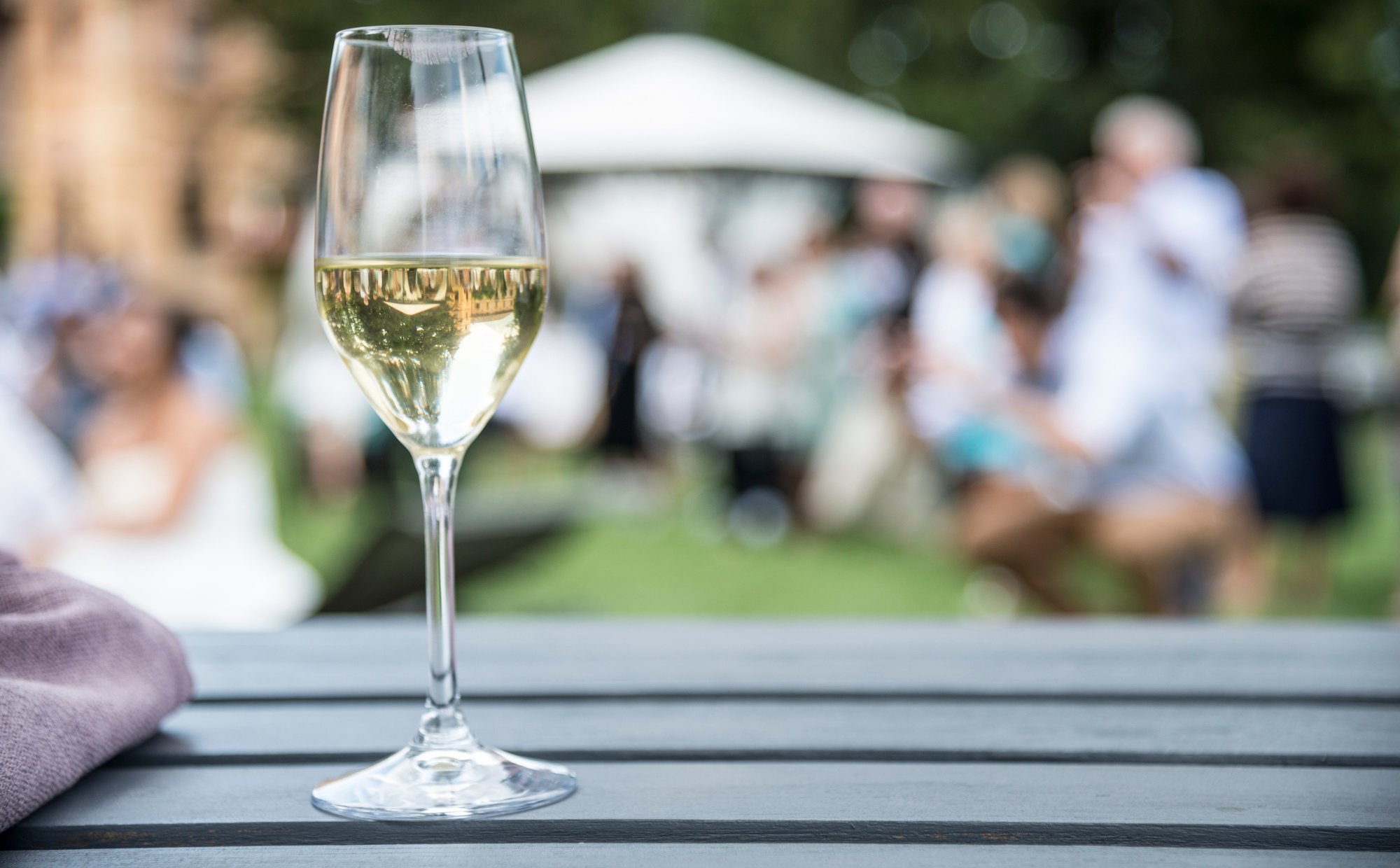 Niebezpieczna gra młodych z alkoholem