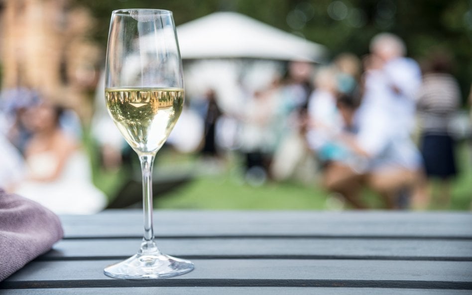 Niebezpieczna gra młodych z alkoholem