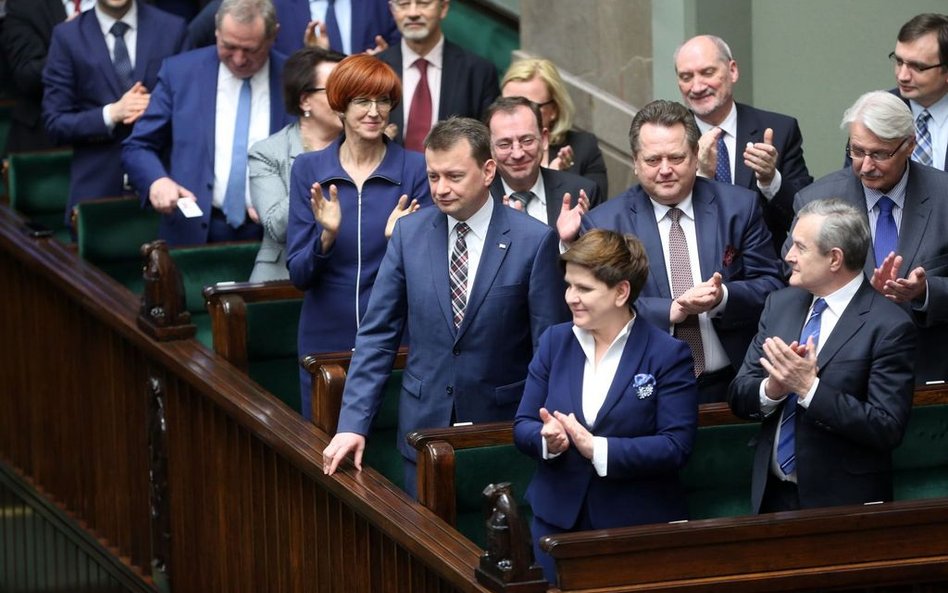 Sondaż: PiS i PO w górę, traci Nowoczesna