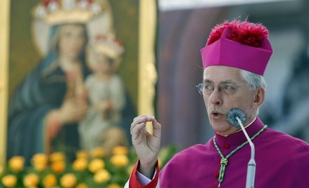 Metropolita katowicki abp Wiktor Skworc w czasie dorocznej Pielgrzymki Kobiet i Dziewcząt do sanktua