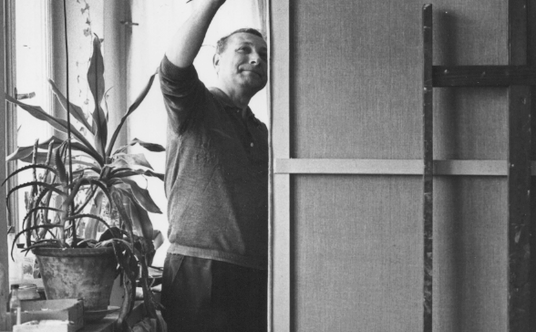 Stefan Gierowski w swojej pracowni w Warszawie, 1980