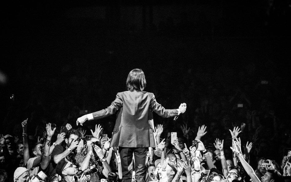 Nick Cave na tle swoich fanów