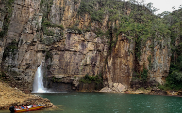 Brazylia: nad jeziorem osunął się blok skalny