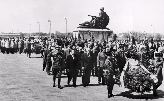 Delegacja polskich przywódców politycznych (w tym Józef Cyrankiewicz – pierwszy rząd, drugi od prawe