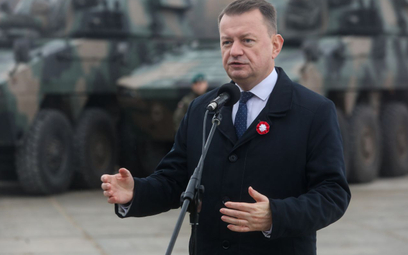 Minister obrony narodowej Mariusz Błaszczak podczas spotkania z żołnierzami służącymi w nowo powołan