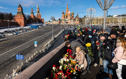 Kwiaty i tłumy ludzi w rocznicę zamordowania Niemcowa
