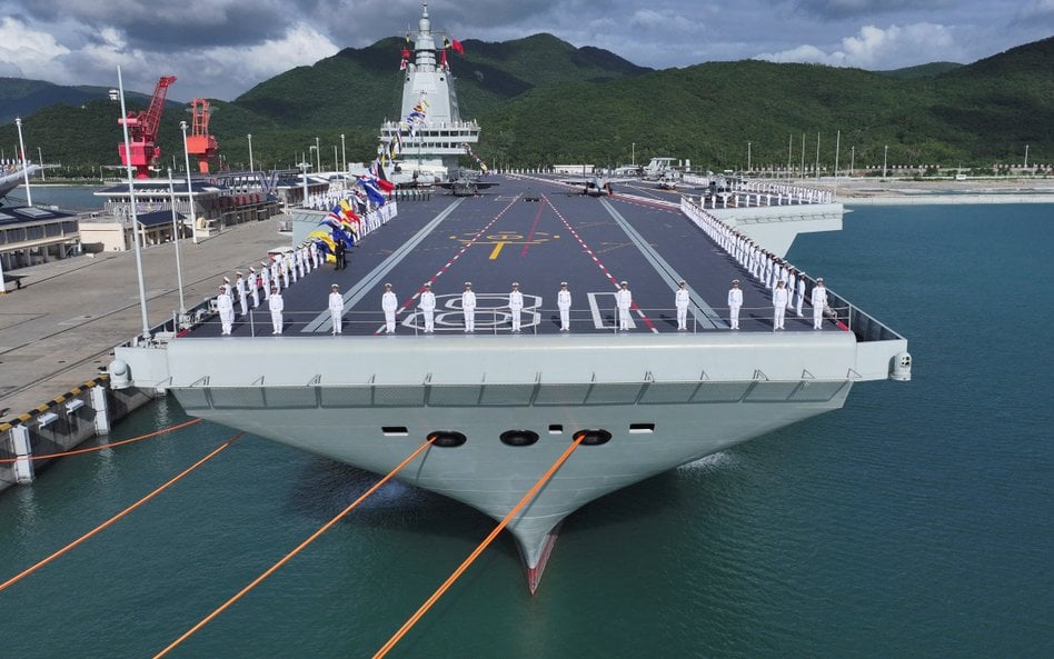 Najnowszy chiński lotniskowiec ma być lepszy od wprowadzonego właśnie do służby Fujian (na zdjęciu).