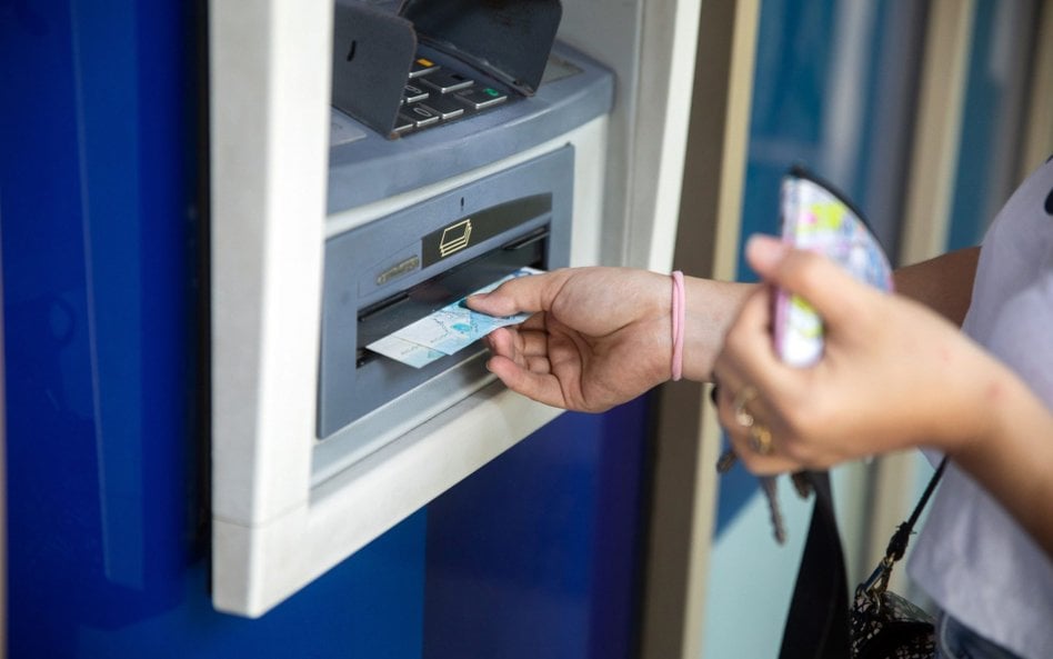 Fala ataków na bankomaty. Wypłacają, ile chcą