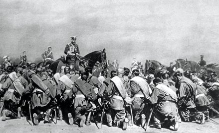 Car Mikołaj II wizytuje swoje wojska podczas I wojny światowej, 1915 r.