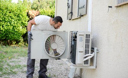 Czy powieszenie klimatyzacji na elewacji budynku przez właściciela lokalu wymaga zgody wspólnoty