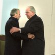 Historyczna chwila: kanclerz Kohl przekazuje znak pokoju premierowi Mazowieckiemu (Krzyżowa 1989)
