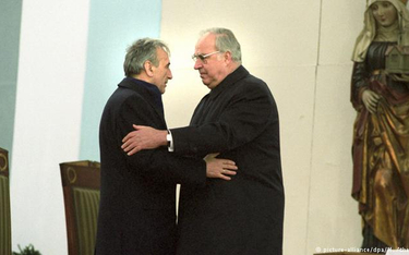 Historyczna chwila: kanclerz Kohl przekazuje znak pokoju premierowi Mazowieckiemu (Krzyżowa 1989)