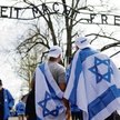 Widzieliśmy jak kolejne „marsze żywych” spowijały oświęcimskie baraki w barwy tego państwa. Już wted