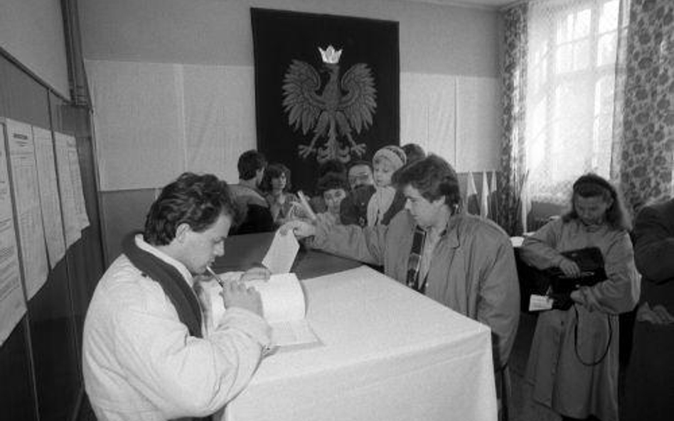 Wybory do Sejmu i Senatu RP. Głosowanie w lokalu wyborczym w Katowicach. 27.10.1991.