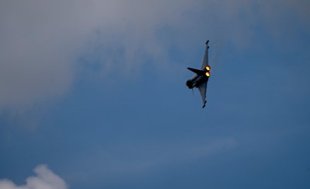 Samolot Eurofighter Typhoon niemieckich sił powietrznych podczas pokazu lotniczego na Paris Air Show