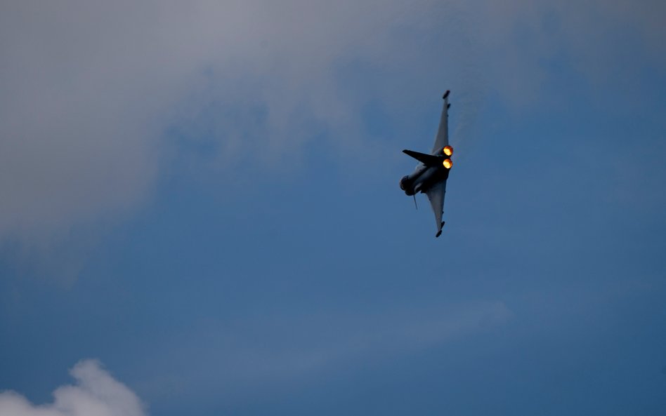 Samolot Eurofighter Typhoon niemieckich sił powietrznych podczas pokazu lotniczego na Paris Air Show