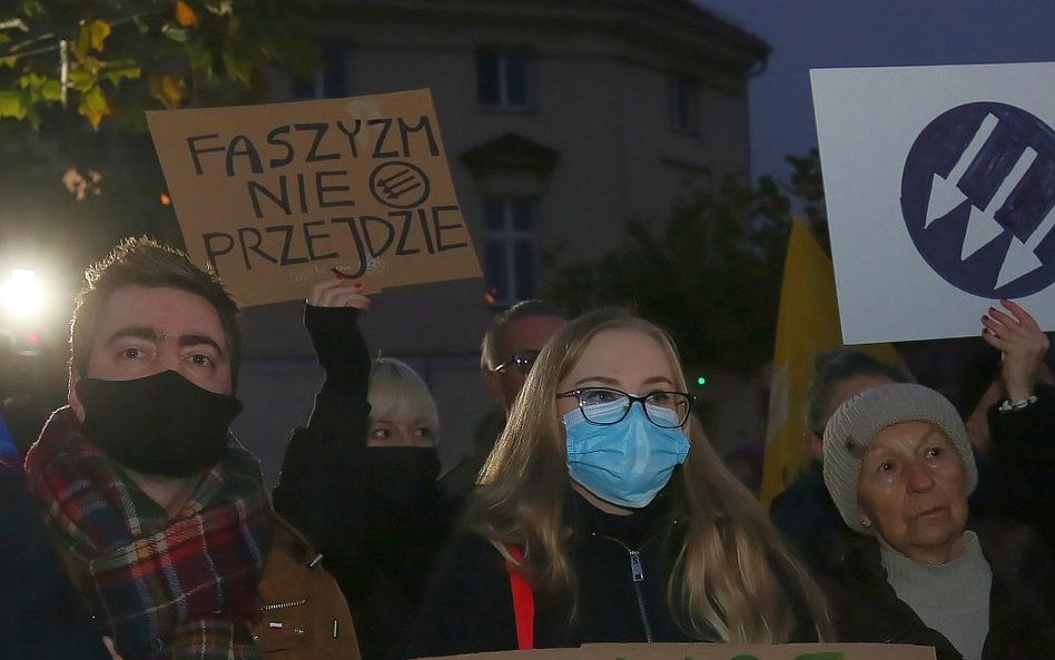 Narodowiec znieważał legalnie. W Kaliszu nie odpowiedzą za "Śmierć Żydom"