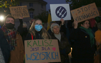 Manifestacja pod hasłem „Kalisz wolny od faszyzmu” na ulicach miasta, 14 listopada, będący odpowiedz
