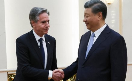 Antony Blinken (z lewej) i Xi Jinping w poniedziałek w Wielkiej Hali Ludowej