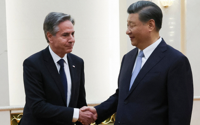 Antony Blinken (z lewej) i Xi Jinping w poniedziałek w Wielkiej Hali Ludowej