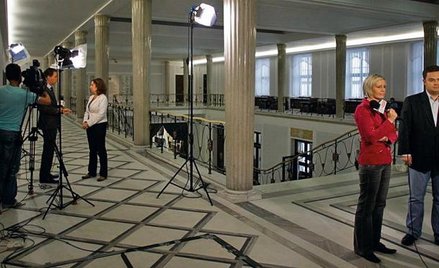 Adam Hofman z PiS (z prawej) pół tegorocznych wakacji spędził w gmachu przy Wiejskiej