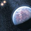 Gliese 667 c, planeta sześć razy bardziej masywna od Ziemi, obiega swoją gwiazdę i jej bliskiego kom