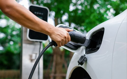 Ładowanie samochodu elektrycznego