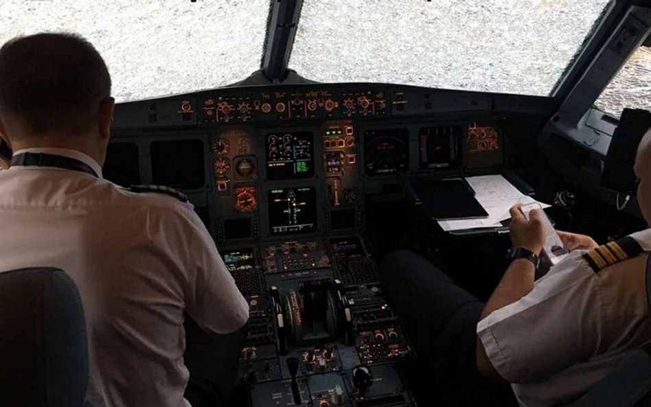 Tak wyglądała zniszczona szyba Airbusa