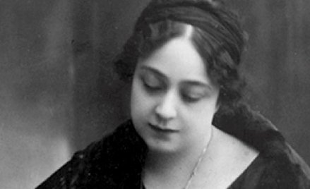 Huda Szarawi (1879–1947) byłą egipską działaczką polityczno-społeczną związaną z partią Wafd. Stała 