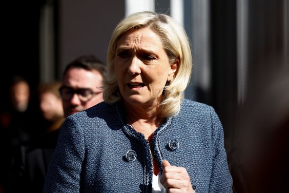 Marine Le Pen opuszcza budynek sądu