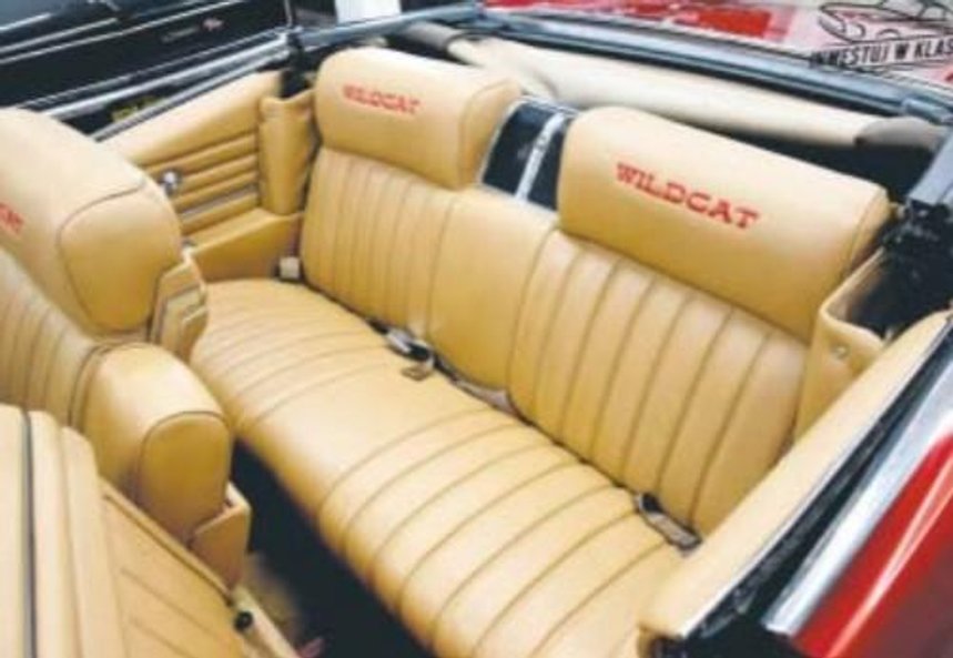 Wnętrze ma nieoryginalne obszycia, ale na to można chyba przymknąć oko.