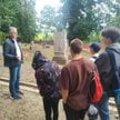 Janusz Durdziński oprowadza uczniów po nieczynnym cmentarzu ewangelickim