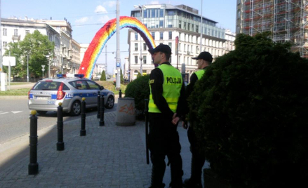 Przy instalacji są patrole policji