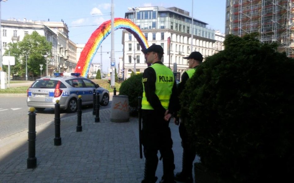 Przy instalacji są patrole policji