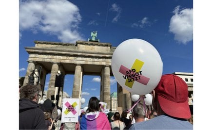 Demonstranci w Berlinie domagają się zakazu finansowania AfD (11 maja 2025 r.). Rosnąca popularność 