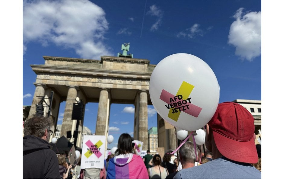 Demonstranci w Berlinie domagają się zakazu finansowania AfD (11 maja 2025 r.). Rosnąca popularność 