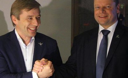Ramunas Karbauskis (z lewej), szef zwycięskiej partii, i Saulius Skvernelis, jeden z kandydatów na p