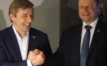 Ramunas Karbauskis (z lewej), szef zwycięskiej partii, i Saulius Skvernelis, jeden z kandydatów na p