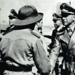 Gen. Erwin Rommel wita się z włoskimi oficerami po przybyciu do Libii, 1941 r.