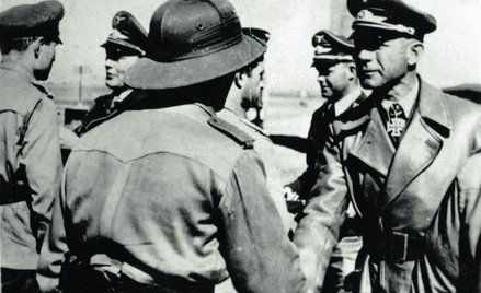 Gen. Erwin Rommel wita się z włoskimi oficerami po przybyciu do Libii, 1941 r.