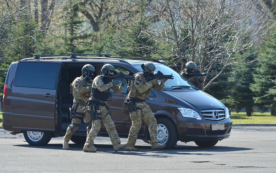 Żandarmeria Wojskowa wykorzystuje wiele oznakowanych i nieoznakowanych mikrobusów Mercedesa. Fot./Ża