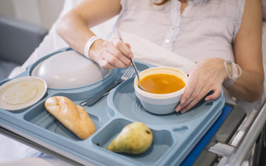 Szpitalne jedzenie powinno być lepsze za sprawą kontroli - MZ odpowiada RPO