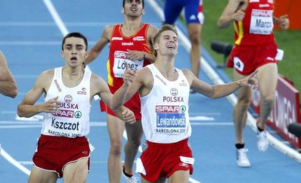 Od lewej w biało-czerwonych strojach: Adam Kszczot i Marcin Lewandowski