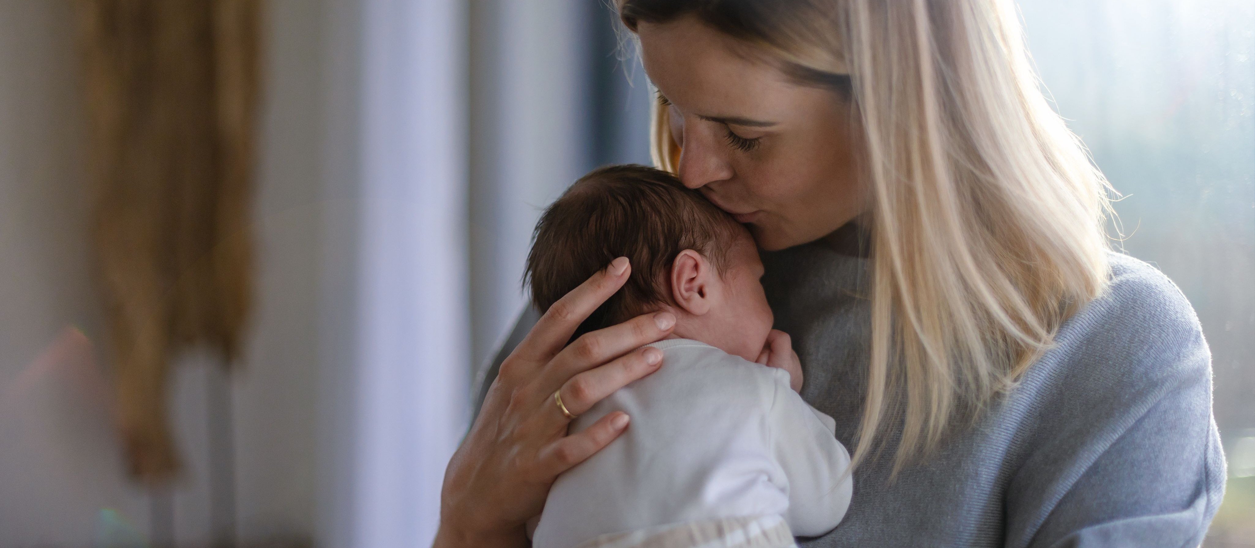 Matka skorzysta ze zwolnienia z PIT dla rodzin 4+, chociaż trójka dzieci mieszka z ojcem