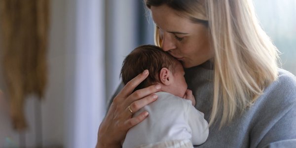 Matka skorzysta ze zwolnienia z PIT dla rodzin 4+, chociaż trójka dzieci mieszka z ojcem